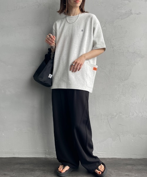 UNIVERSAL OVERALL（ユニバーサルオーバーオール）の「[UNIVERSAL OVERALL/ユニバーサルオーバーオール] 別注 ポンチカバーオールTシャツ（Tシャツ/カットソー・レディース・オフホワイト/ブラック/ライトグレー/チャコールグレー・L/M/S）」の16枚目の写真