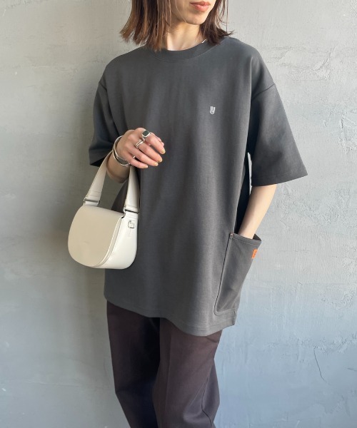 UNIVERSAL OVERALL（ユニバーサルオーバーオール）の「[UNIVERSAL OVERALL/ユニバーサルオーバーオール] 別注 ポンチカバーオールTシャツ（Tシャツ/カットソー・レディース・オフホワイト/ブラック/ライトグレー/チャコールグレー・L/M/S）」の5枚目の写真