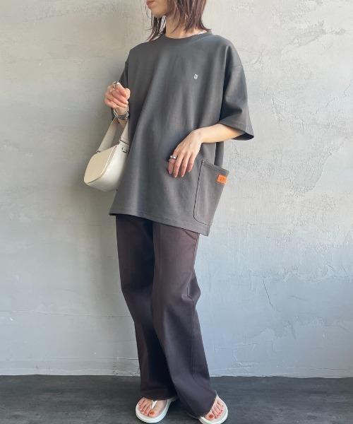 UNIVERSAL OVERALL（ユニバーサルオーバーオール）の「[UNIVERSAL OVERALL/ユニバーサルオーバーオール] 別注 ポンチカバーオールTシャツ（Tシャツ/カットソー・レディース・オフホワイト/ブラック/ライトグレー/チャコールグレー・L/M/S）」の8枚目の写真