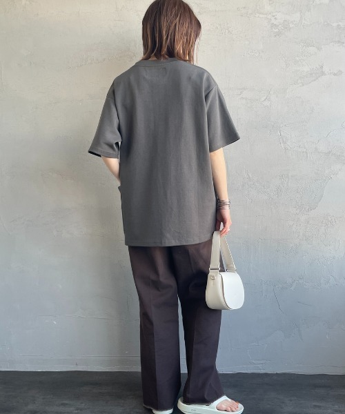 UNIVERSAL OVERALL（ユニバーサルオーバーオール）の「[UNIVERSAL OVERALL/ユニバーサルオーバーオール] 別注 ポンチカバーオールTシャツ（Tシャツ/カットソー・レディース・オフホワイト/ブラック/ライトグレー/チャコールグレー・L/M/S）」の10枚目の写真