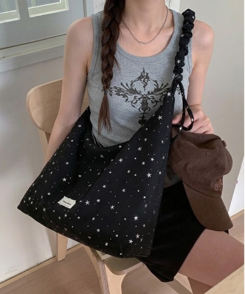 SHEPP(シープ)の「【9型展開】【A4サイズ対応可 / 大容量】星柄ホーボーショルダーバッグ(ショルダーバッグ・レディース・イエロー/ブラック/サックスブルー/サックスブルー系/アイボリー系/ブラック系その他/グレー/アイボリー・F)」の3枚目の写真