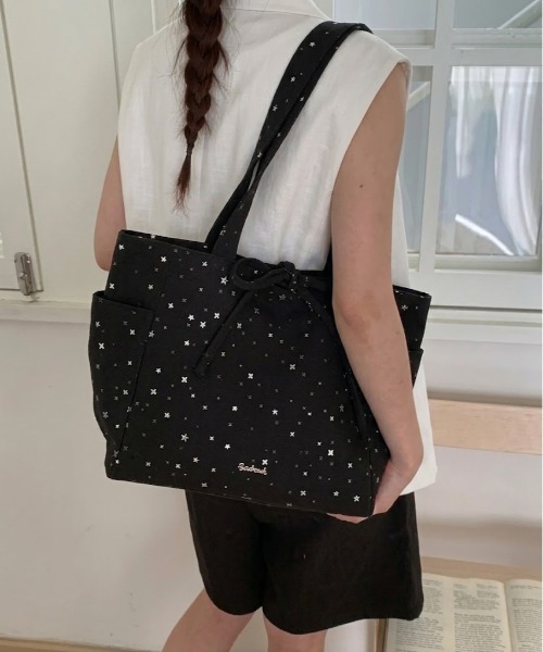 SHEPP(シープ)の「【9型展開】【A4サイズ対応可 / 大容量】星柄ホーボーショルダーバッグ(ショルダーバッグ・レディース・イエロー/ブラック/サックスブルー/サックスブルー系/アイボリー系/ブラック系その他/グレー/アイボリー・F)」の1枚目の写真