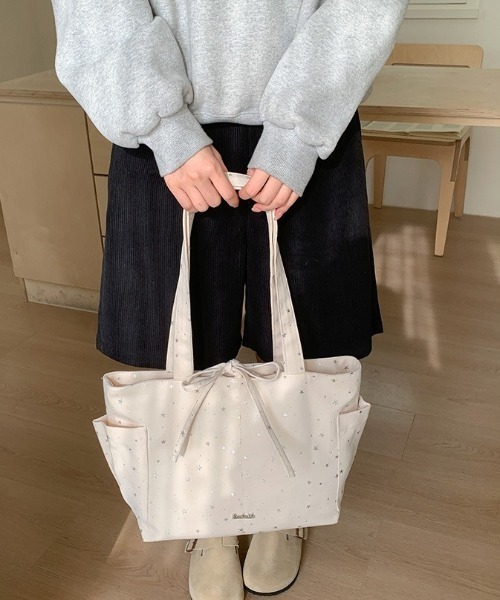 SHEPP(シープ)の「【9型展開】【A4サイズ対応可 / 大容量】星柄ホーボーショルダーバッグ(ショルダーバッグ・レディース・イエロー/ブラック/サックスブルー/サックスブルー系/アイボリー系/ブラック系その他/グレー/アイボリー・F)」の11枚目の写真