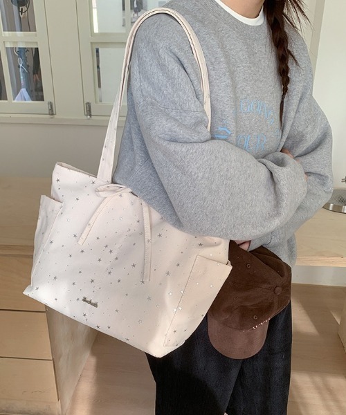 SHEPP(シープ)の「【9型展開】【A4サイズ対応可 / 大容量】星柄ホーボーショルダーバッグ(ショルダーバッグ・レディース・イエロー/ブラック/サックスブルー/サックスブルー系/アイボリー系/ブラック系その他/グレー/アイボリー・F)」の13枚目の写真