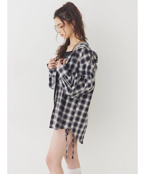 EVRIS(エヴリス)の「フーディーチェックオーバーサイズシャツ【セットアップ着用可能】 春服(シャツ/ブラウス・レディース・レッド/ブラック・FREE)」の4枚目の写真