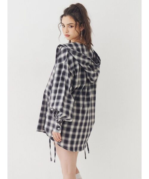 EVRIS(エヴリス)の「フーディーチェックオーバーサイズシャツ【セットアップ着用可能】 春服(シャツ/ブラウス・レディース・レッド/ブラック・FREE)」の5枚目の写真