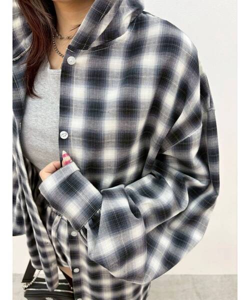 EVRIS(エヴリス)の「フーディーチェックオーバーサイズシャツ【セットアップ着用可能】 春服(シャツ/ブラウス・レディース・レッド/ブラック・FREE)」の10枚目の写真