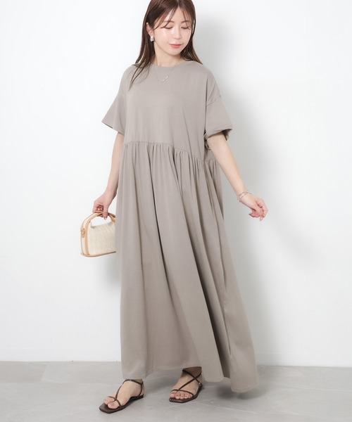 Riberry(リベリー)の「ウエストギャザー切替Tシャツワンピース(ワンピース・レディース・ブラック/グレイッシュベージュ・MEDIUM)」の1枚目の写真