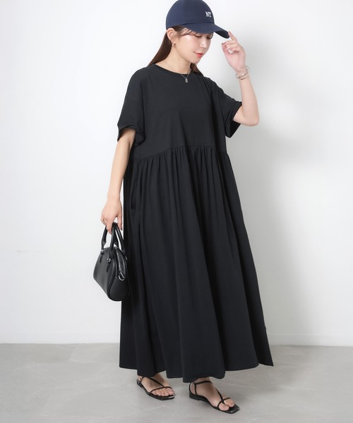 Riberry(リベリー)の「ウエストギャザー切替Tシャツワンピース(ワンピース・レディース・ブラック/グレイッシュベージュ・MEDIUM)」の2枚目の写真