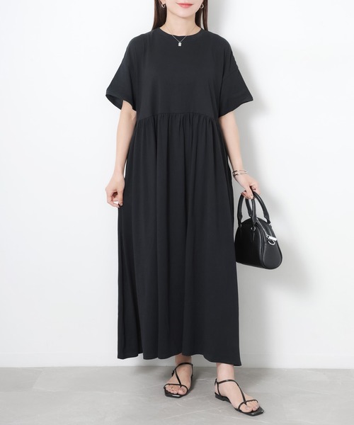 Riberry(リベリー)の「ウエストギャザー切替Tシャツワンピース(ワンピース・レディース・ブラック/グレイッシュベージュ・MEDIUM)」の13枚目の写真