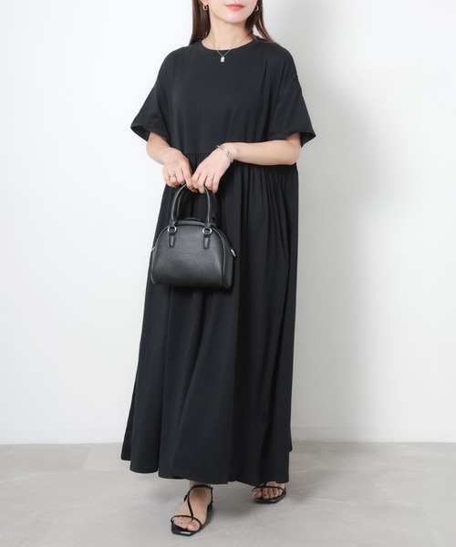 Riberry(リベリー)の「ウエストギャザー切替Tシャツワンピース(ワンピース・レディース・ブラック/グレイッシュベージュ・MEDIUM)」の17枚目の写真
