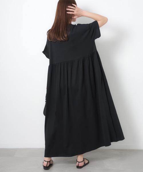 Riberry(リベリー)の「ウエストギャザー切替Tシャツワンピース(ワンピース・レディース・ブラック/グレイッシュベージュ・MEDIUM)」の15枚目の写真
