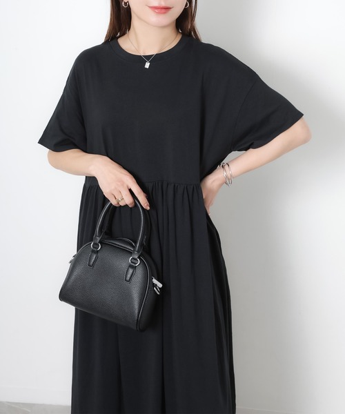 Riberry(リベリー)の「ウエストギャザー切替Tシャツワンピース(ワンピース・レディース・ブラック/グレイッシュベージュ・MEDIUM)」の5枚目の写真