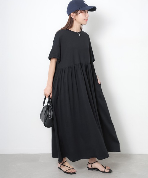 Riberry(リベリー)の「ウエストギャザー切替Tシャツワンピース(ワンピース・レディース・ブラック/グレイッシュベージュ・MEDIUM)」の3枚目の写真