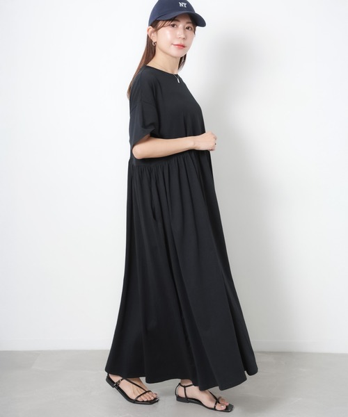 Riberry(リベリー)の「ウエストギャザー切替Tシャツワンピース(ワンピース・レディース・ブラック/グレイッシュベージュ・MEDIUM)」の10枚目の写真