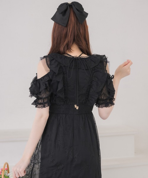 couture BY ROJITA(クチュールバイロジータ)の「フラワー刺繍オープンショルダーワンピース(ワンピース・レディース・ブラック/グレー/イエロー・FREE)」の8枚目の写真