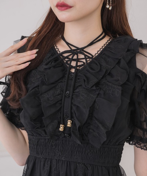 couture BY ROJITA(クチュールバイロジータ)の「フラワー刺繍オープンショルダーワンピース(ワンピース・レディース・ブラック/グレー/イエロー・FREE)」の10枚目の写真