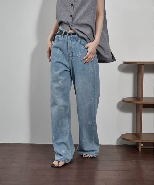 THE YOn(ザヨン)の「フラワー刺繍ストレートワイドデニムパンツ(デニムパンツ・レディース・グレー/ライトブルー/ブルー・M/S)」の16枚目の写真
