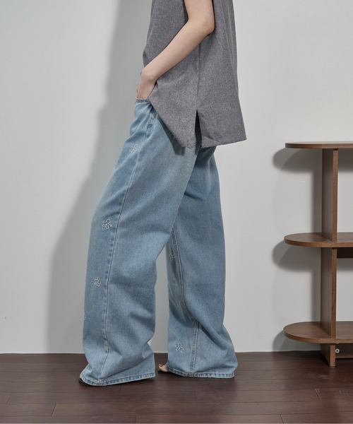 THE YOn(ザヨン)の「フラワー刺繍ストレートワイドデニムパンツ(デニムパンツ・レディース・グレー/ライトブルー/ブルー・M/S)」の17枚目の写真