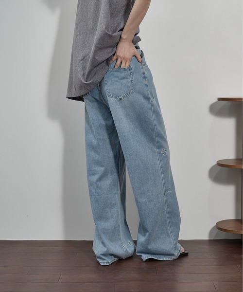 THE YOn(ザヨン)の「フラワー刺繍ストレートワイドデニムパンツ(デニムパンツ・レディース・グレー/ライトブルー/ブルー・M/S)」の18枚目の写真