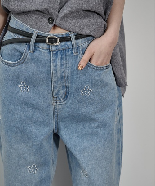 THE YOn(ザヨン)の「フラワー刺繍ストレートワイドデニムパンツ(デニムパンツ・レディース・グレー/ライトブルー/ブルー・M/S)」の20枚目の写真