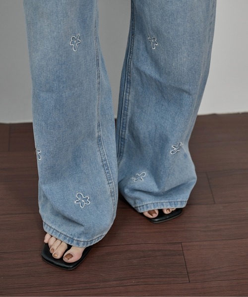 THE YOn(ザヨン)の「フラワー刺繍ストレートワイドデニムパンツ(デニムパンツ・レディース・グレー/ライトブルー/ブルー・M/S)」の21枚目の写真