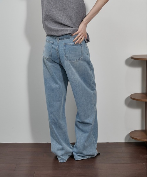 THE YOn(ザヨン)の「フラワー刺繍ストレートワイドデニムパンツ(デニムパンツ・レディース・グレー/ライトブルー/ブルー・M/S)」の19枚目の写真