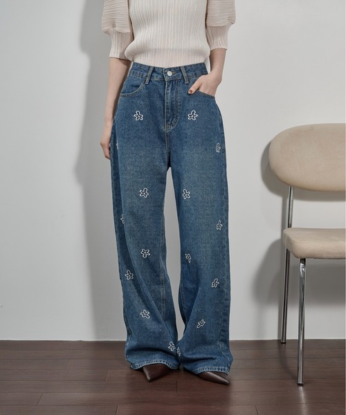THE YOn(ザヨン)の「フラワー刺繍ストレートワイドデニムパンツ(デニムパンツ・レディース・グレー/ライトブルー/ブルー・M/S)」の4枚目の写真