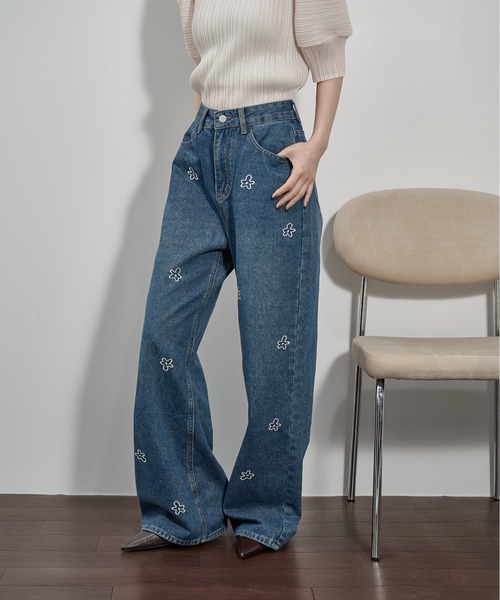 THE YOn(ザヨン)の「フラワー刺繍ストレートワイドデニムパンツ(デニムパンツ・レディース・グレー/ライトブルー/ブルー・M/S)」の6枚目の写真