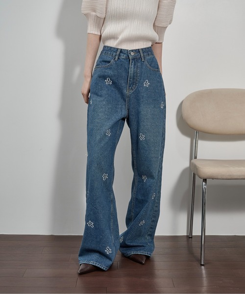 THE YOn(ザヨン)の「フラワー刺繍ストレートワイドデニムパンツ(デニムパンツ・レディース・グレー/ライトブルー/ブルー・M/S)」の5枚目の写真