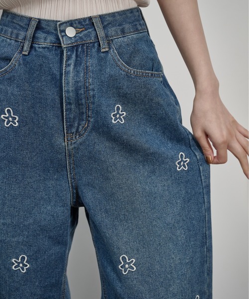 THE YOn(ザヨン)の「フラワー刺繍ストレートワイドデニムパンツ(デニムパンツ・レディース・グレー/ライトブルー/ブルー・M/S)」の8枚目の写真