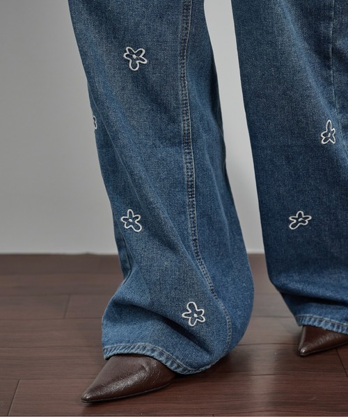 THE YOn(ザヨン)の「フラワー刺繍ストレートワイドデニムパンツ(デニムパンツ・レディース・グレー/ライトブルー/ブルー・M/S)」の9枚目の写真