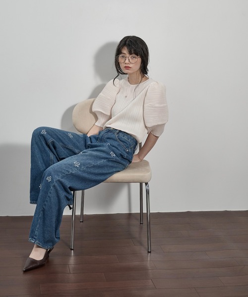 THE YOn(ザヨン)の「フラワー刺繍ストレートワイドデニムパンツ(デニムパンツ・レディース・グレー/ライトブルー/ブルー・M/S)」の15枚目の写真