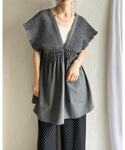 She's Closet(シーズクローゼット)の「深Vネック フレンチスリーブ 楊柳 シャーリング チュニックブラウス(チュニック・レディース・チャコールグレー/ブラック/グレイッシュベージュ・FREE)」の6枚目の写真