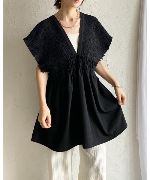 She's Closet(シーズクローゼット)の「深Vネック フレンチスリーブ 楊柳 シャーリング チュニックブラウス(チュニック・レディース・チャコールグレー/ブラック/グレイッシュベージュ・FREE)」の7枚目の写真