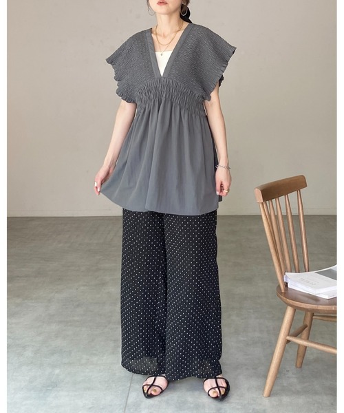 She's Closet(シーズクローゼット)の「深Vネック フレンチスリーブ 楊柳 シャーリング チュニックブラウス(チュニック・レディース・チャコールグレー/ブラック/グレイッシュベージュ・FREE)」の8枚目の写真