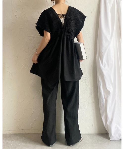 She's Closet(シーズクローゼット)の「深Vネック フレンチスリーブ 楊柳 シャーリング チュニックブラウス(チュニック・レディース・チャコールグレー/ブラック/グレイッシュベージュ・FREE)」の4枚目の写真