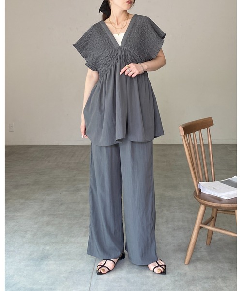 She's Closet(シーズクローゼット)の「深Vネック フレンチスリーブ 楊柳 シャーリング チュニックブラウス(チュニック・レディース・チャコールグレー/ブラック/グレイッシュベージュ・FREE)」の20枚目の写真