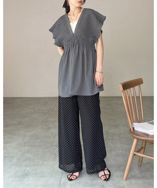 She's Closet(シーズクローゼット)の「深Vネック フレンチスリーブ 楊柳 シャーリング チュニックブラウス(チュニック・レディース・チャコールグレー/ブラック/グレイッシュベージュ・FREE)」の9枚目の写真