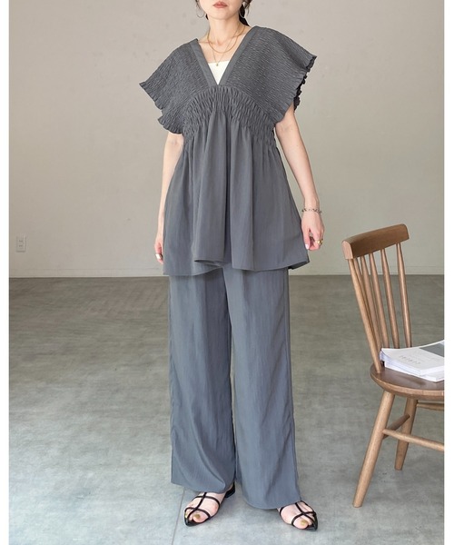 She's Closet(シーズクローゼット)の「深Vネック フレンチスリーブ 楊柳 シャーリング チュニックブラウス(チュニック・レディース・チャコールグレー/ブラック/グレイッシュベージュ・FREE)」の10枚目の写真