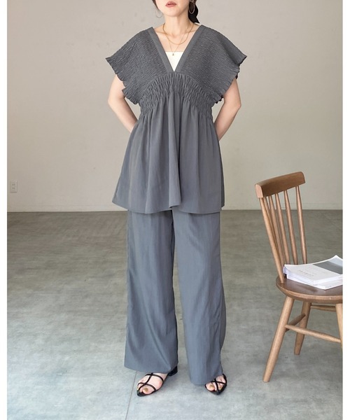 She's Closet(シーズクローゼット)の「深Vネック フレンチスリーブ 楊柳 シャーリング チュニックブラウス(チュニック・レディース・チャコールグレー/ブラック/グレイッシュベージュ・FREE)」の11枚目の写真