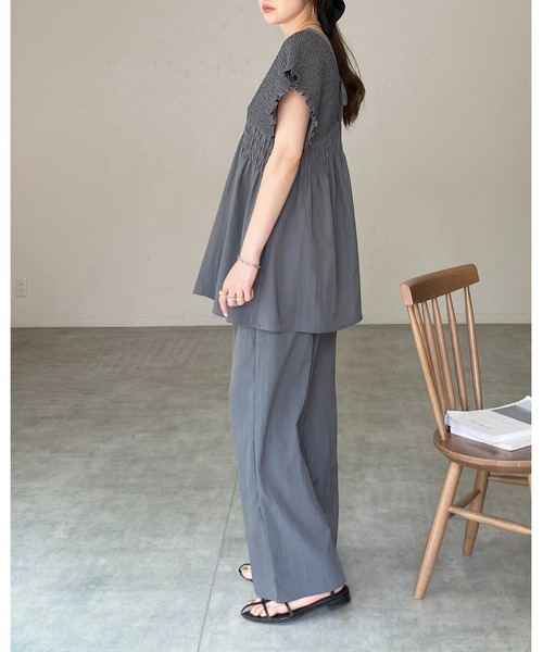 She's Closet(シーズクローゼット)の「深Vネック フレンチスリーブ 楊柳 シャーリング チュニックブラウス(チュニック・レディース・チャコールグレー/ブラック/グレイッシュベージュ・FREE)」の12枚目の写真