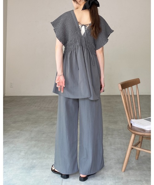 She's Closet(シーズクローゼット)の「深Vネック フレンチスリーブ 楊柳 シャーリング チュニックブラウス(チュニック・レディース・チャコールグレー/ブラック/グレイッシュベージュ・FREE)」の13枚目の写真