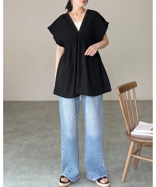 She's Closet(シーズクローゼット)の「深Vネック フレンチスリーブ 楊柳 シャーリング チュニックブラウス(チュニック・レディース・チャコールグレー/ブラック/グレイッシュベージュ・FREE)」の14枚目の写真