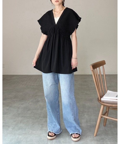 She's Closet(シーズクローゼット)の「深Vネック フレンチスリーブ 楊柳 シャーリング チュニックブラウス(チュニック・レディース・チャコールグレー/ブラック/グレイッシュベージュ・FREE)」の15枚目の写真
