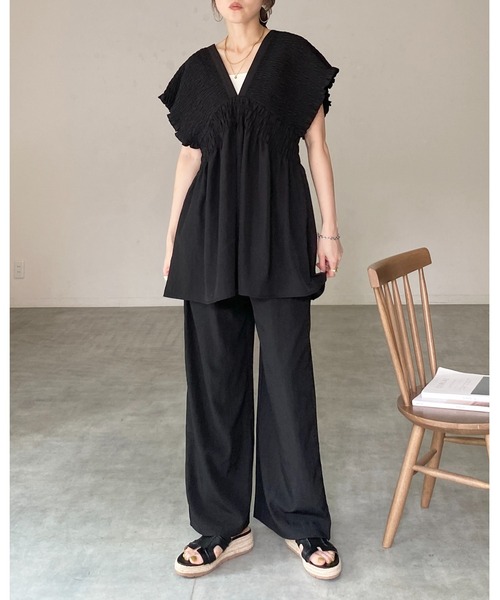 She's Closet(シーズクローゼット)の「深Vネック フレンチスリーブ 楊柳 シャーリング チュニックブラウス(チュニック・レディース・チャコールグレー/ブラック/グレイッシュベージュ・FREE)」の16枚目の写真