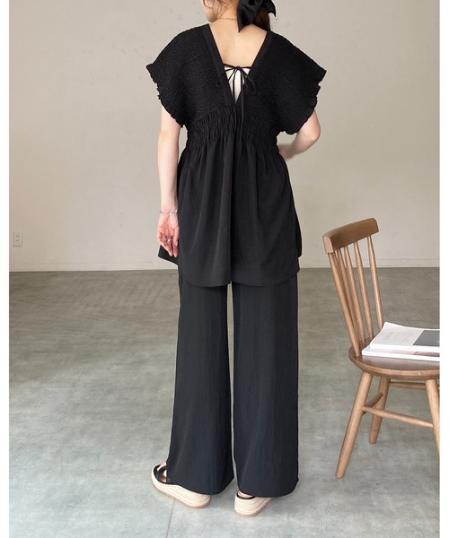 She's Closet(シーズクローゼット)の「深Vネック フレンチスリーブ 楊柳 シャーリング チュニックブラウス(チュニック・レディース・チャコールグレー/ブラック/グレイッシュベージュ・FREE)」の17枚目の写真