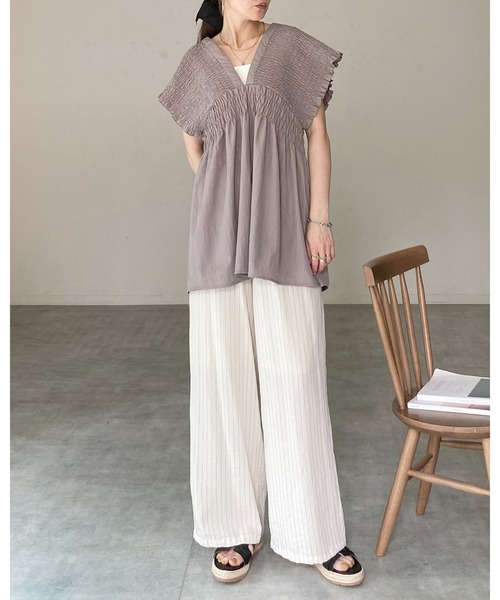 She's Closet(シーズクローゼット)の「深Vネック フレンチスリーブ 楊柳 シャーリング チュニックブラウス(チュニック・レディース・チャコールグレー/ブラック/グレイッシュベージュ・FREE)」の18枚目の写真