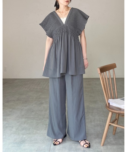 She's Closet(シーズクローゼット)の「深Vネック フレンチスリーブ 楊柳 シャーリング チュニックブラウス(チュニック・レディース・チャコールグレー/ブラック/グレイッシュベージュ・FREE)」の22枚目の写真