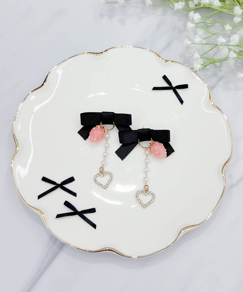 MA*RS（アメーバーマーズ）の「いちご×りぼんピアス（ピアス（両耳用）・レディース・ピンク/ブラック/ホワイト・FREE）」の5枚目の写真
